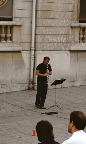 Below Le Musée D'Orsay square, entertainment by a classical clarinetist.