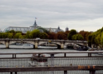 From Passerelle Leopold-Sedar-Senghor pedestrian bridge, we see Pont de la Concorde bridge, and beyond, the Le Grand Palais.